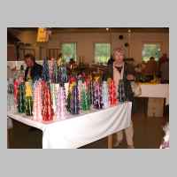 59-05-1123 7. Schirrauer Kirchspieltreffen 2004 - Helga Reimann bewundert diese aussergewoehnlichen Kerzen.JPG